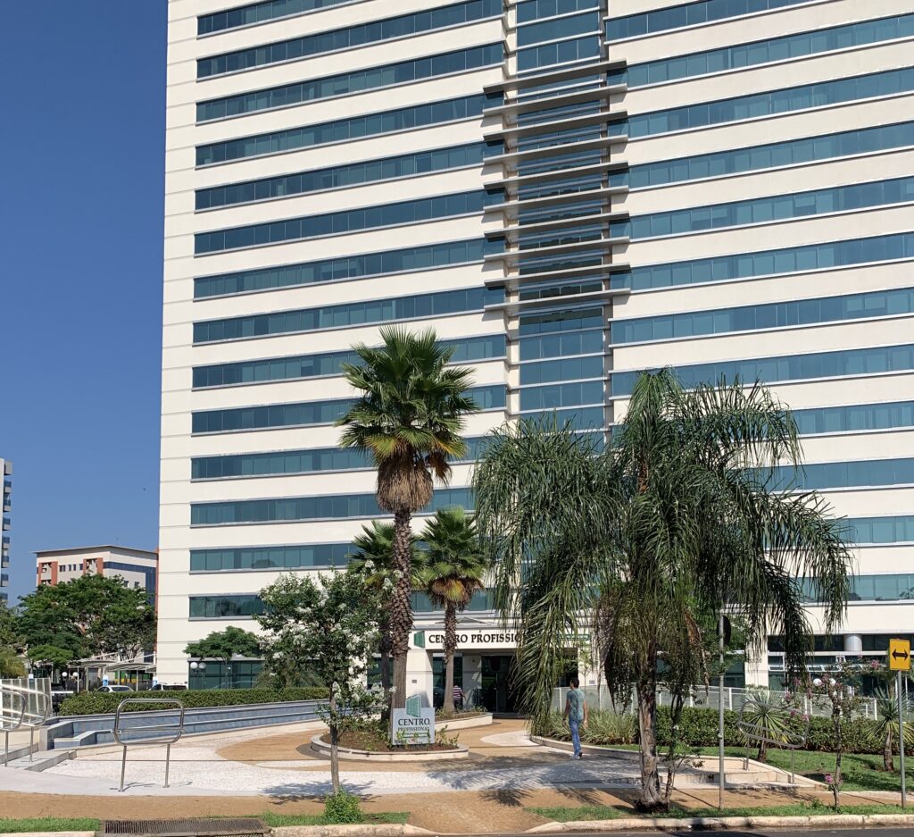 Centro Profissional Ribeirão Shopping, localizado no complexo Ribeirão Shopping, na Av. Cel. Fernando Ferreira Leite, 1520, 16º andar, em Ribeirão Preto/SP. Local que abriga uma unidade da Smart Rooms Coworking com um ambiente de múltiplo uso, salas reservadas por hora ou período, custo flexível, acessibilidade, 5 elevadores inteligentes (1 de serviços), estacionamento e sala de espera sofisticada. Ideal para profissionais que buscam reduzir custos sem abrir mão da qualidade e conforto.