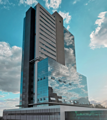 High Business Franca, localizado na Av. Doutor Ismael Alonso y Alonso, 1219, 14º andar, no Centro de Franca/SP. Condomínio que abriga uma unidade da Smart Rooms Coworking com salas reservadas por hora ou período, custo flexível, 5 elevadores inteligentes (1 de serviços), acessibilidade, estacionamento, e sala de espera sofisticada. Localização central que combina conforto, segurança e economia.