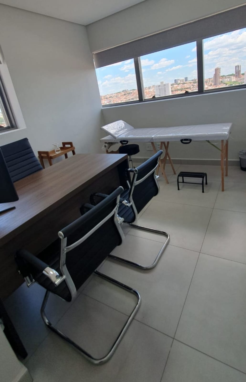 Sala com maca moderna e bem equipada no coworking High Business Franca