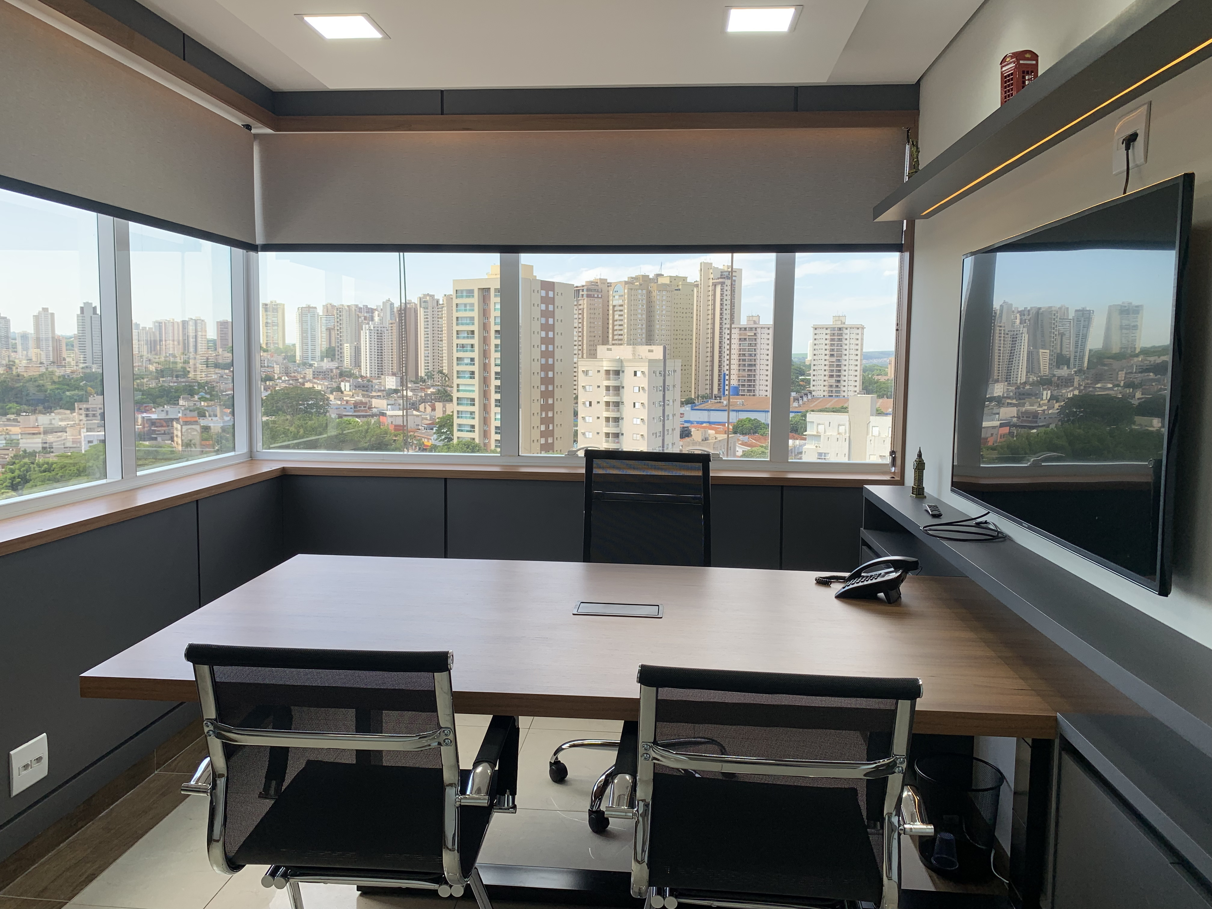 Sala Executiva de reunião na Smart Rooms Coworking em Ribeirão Preto - Unidade Trio Office Ribeirão Sala Executiva da Smart Rooms Coworking, com ar condicionado, cadeiras executivas, Smart TV 4K de 60 polegadas em Ribeirão Preto.