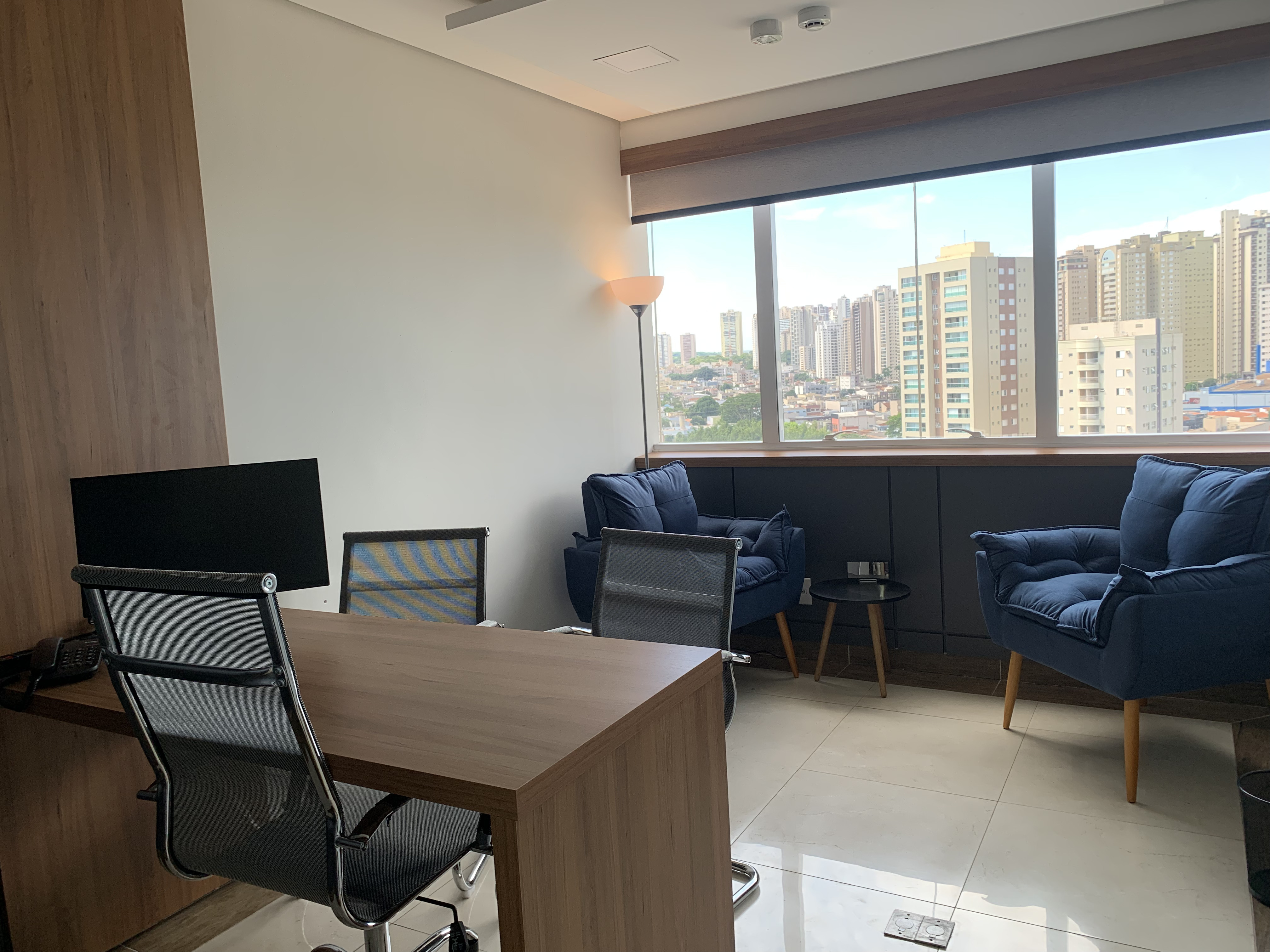 Sala Executiva Smart Rooms Coworking em Ribeirão Preto - Unidade Trio Office Ribeirão Sala Executiva da Smart Rooms Coworking, com ar condicionado, cadeiras executivas e monitores de alta resolução, poltronas de atendimento humanizado em Ribeirão Preto.