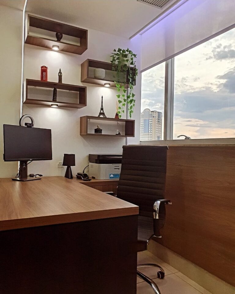 Sala Executiva da Smart Rooms Coworking, com ar condicionado, cadeiras executivas e monitores de alta resolução em Ribeirão Preto e Franca.