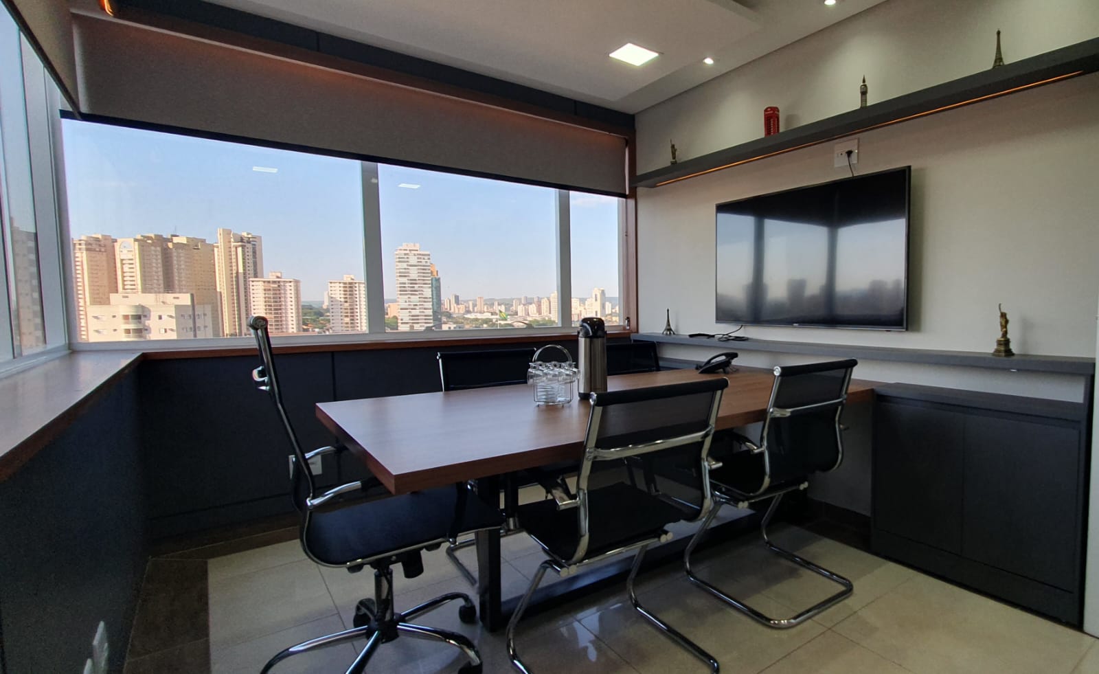 Sala de Reunião para 5 pessoas Smart Rooms Coworking em Ribeirão Preto Sala de Reunião para 5 pessoas da Smart Rooms Coworking, equipada com tecnologia moderna e ambiente confortável, localizada em Ribeirão Preto e Franca.