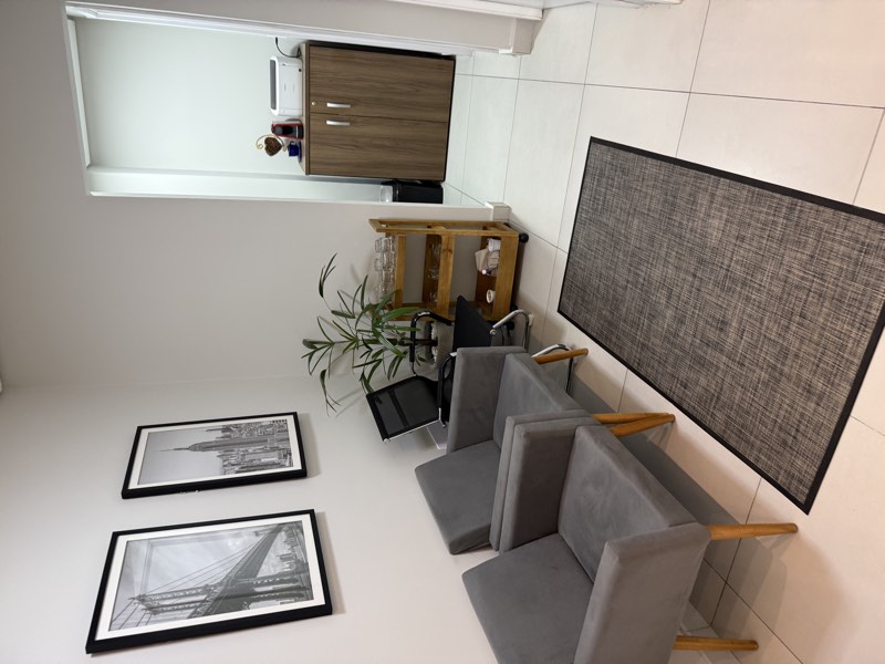 Sala de espera da Smart Rooms na unidade High Business Franca