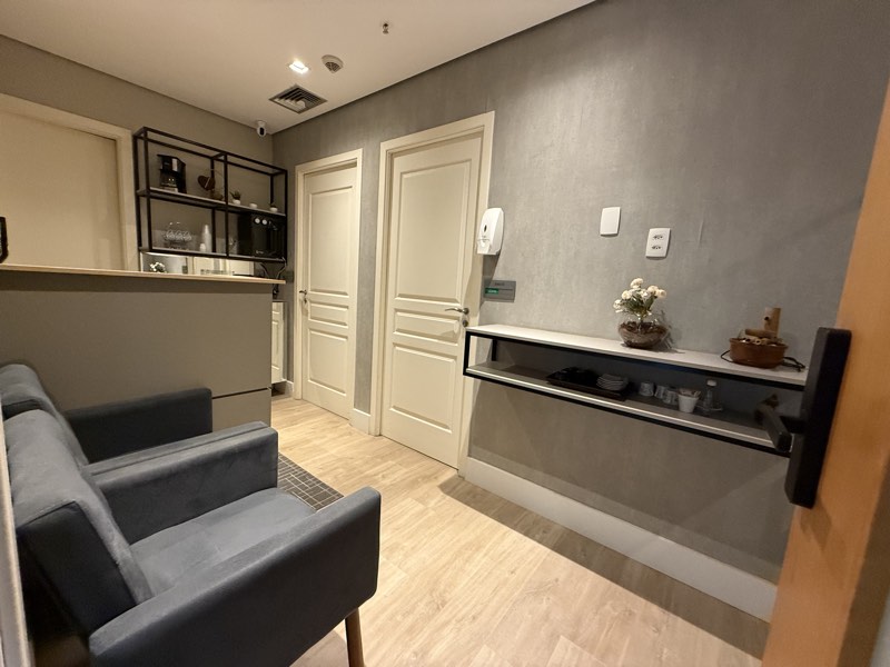 Sala de espera da Smart Rooms no 16º andar do Centro Profissional Ribeirão Shopping