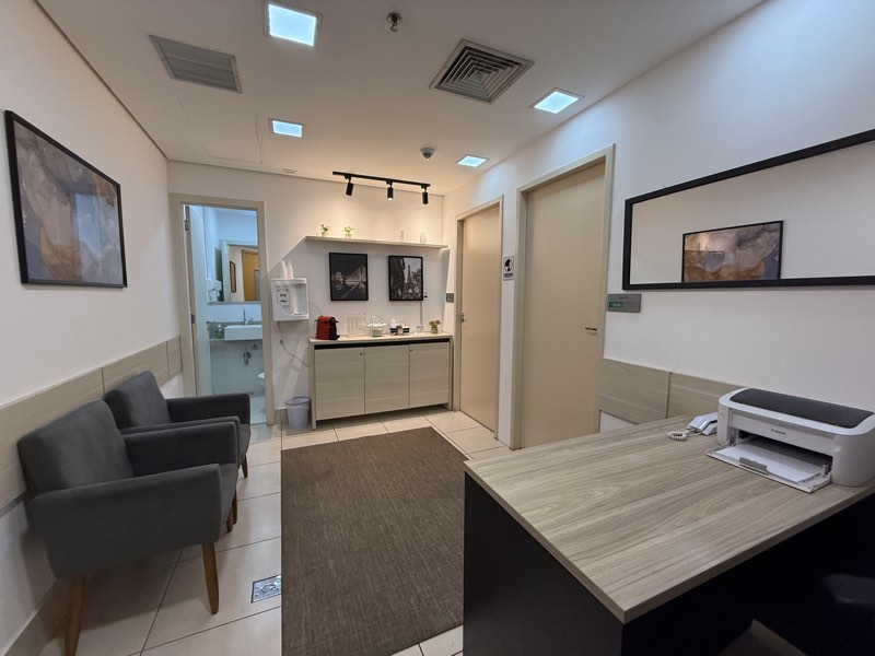 Sala de espera da Smart Rooms no 7º andar do Centro Profissional Ribeirão Shopping