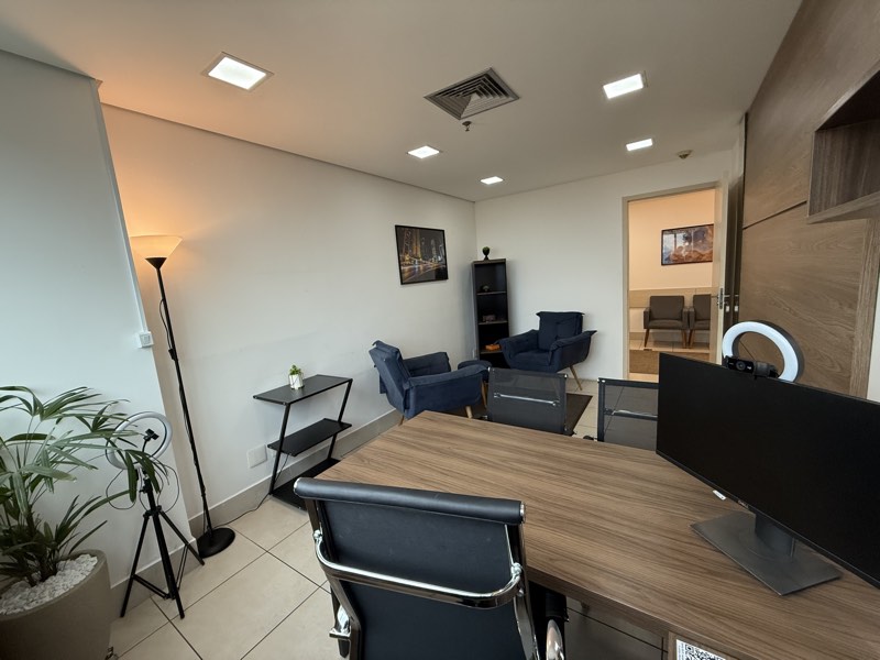 Sala Executiva da Smart Rooms Coworking, com ar condicionado, cadeiras executivas e monitores de alta resolução em Ribeirão Preto e Franca.