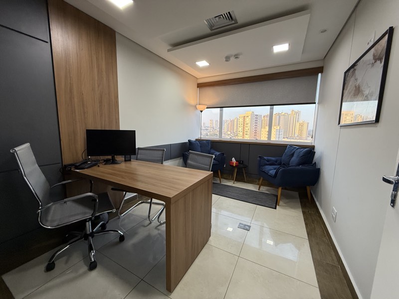 Sala Executiva Smart Rooms Coworking em Ribeirão Preto - Unidade Trio Office Ribeirão Sala Executiva da Smart Rooms Coworking, com ar condicionado, cadeiras executivas e monitores de alta resolução, poltronas de atendimento humanizado em Ribeirão Preto.