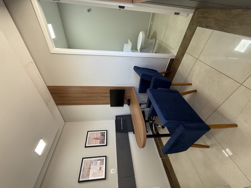 Sala Executiva da Smart Rooms Coworking, com ar condicionado e monitor de alta resolução em Ribeirão Preto.