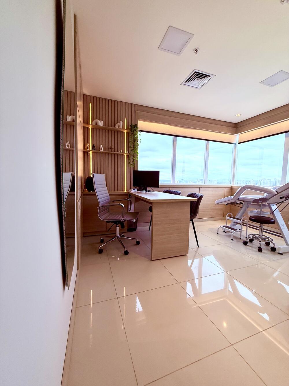 Sala com maca premium Smart Rooms no Trio Office Ribeirão